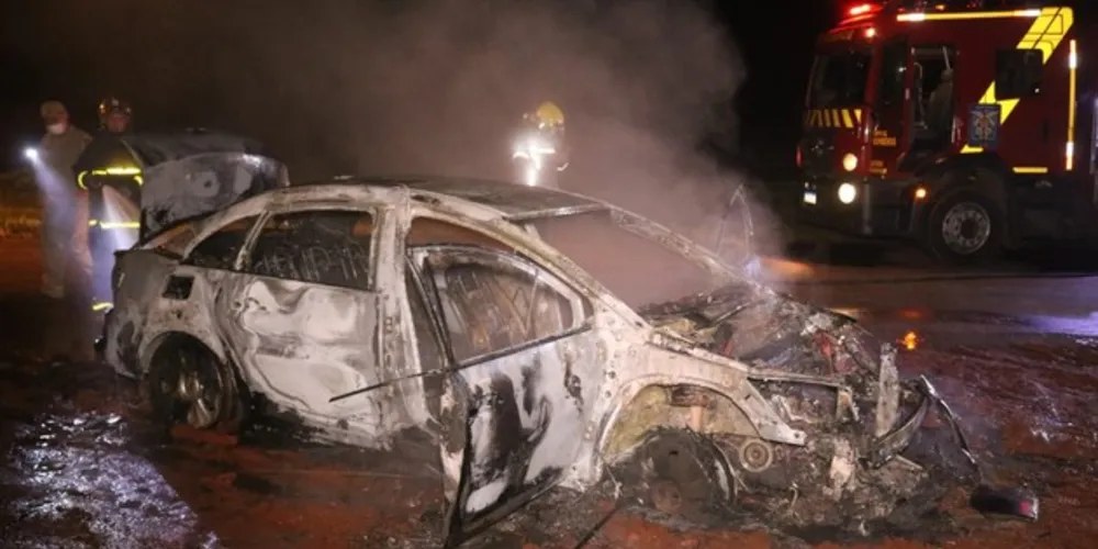 Não havia ninguém no local para dizer como o fogo começou, nem mesmo o dono do carro