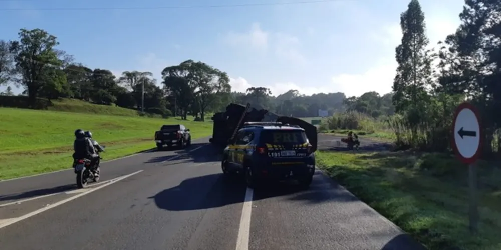 Caminhoneiro escapou ileso do acidente e passageira teve apenas lesões leves