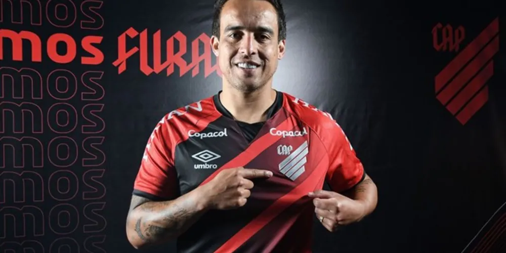 Jadson defendeu o Furacão em 2004, quando foi vice-campeão brasileiro