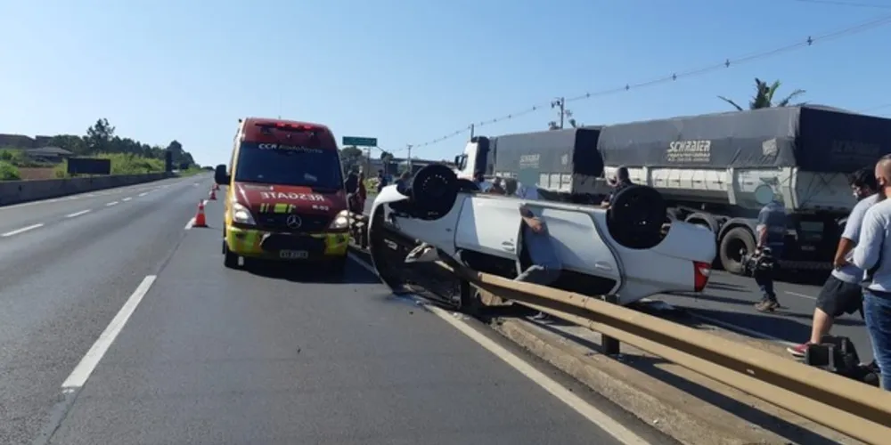 Bitrem bateu na lateral de um Toyota Etio que capotou no canteiro central