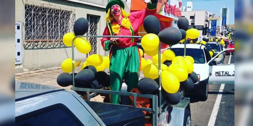 Carreata distribuiu doces com a presença de palhaços em cima de carros. Ação aconteceu no Parque Sabiá e Castanheira