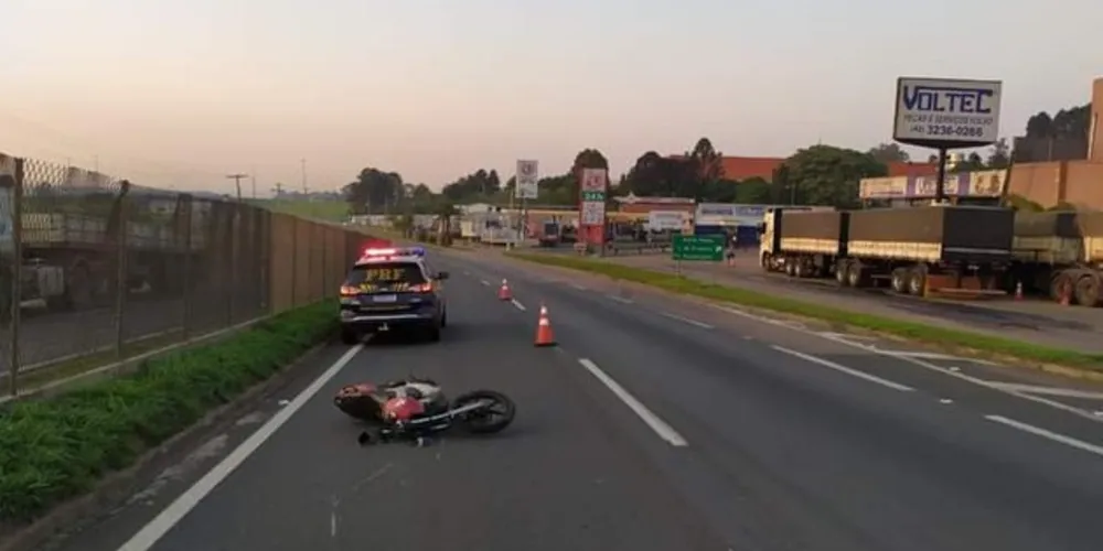 A motocicleta acabou sendo recolhida ao pátio PRF por ausência de responsável