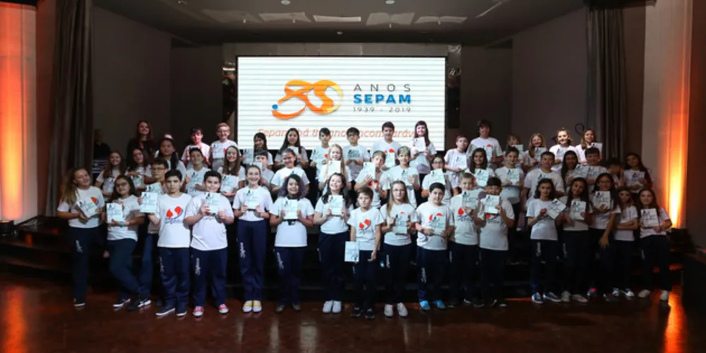 As turmas de 8º e 9º anos produzem um texto em português e outro em inglês. Não se trata de tradução, mas um texto inédito, a partir de um trabalho realizado dentro do programa bilíngue do Sepam. 