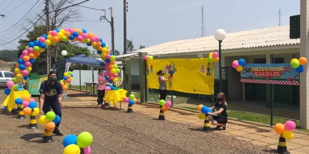 A entrega das lembrancinhas será rápida e seguirá o protocolo das medidas sanitárias municipais, com professores usando face shield e álcool gel na entrada e saída da escola.