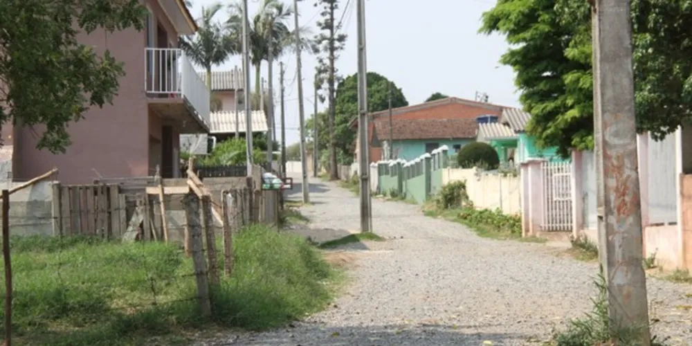 Postes ficaram no meio da rua e serão reinstalados em local apropriado pela Copel