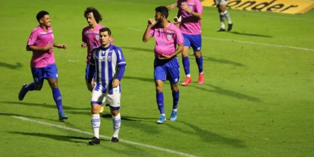 Leandro Castán marcou para o Avaí e Getúlio deixou tudo igual