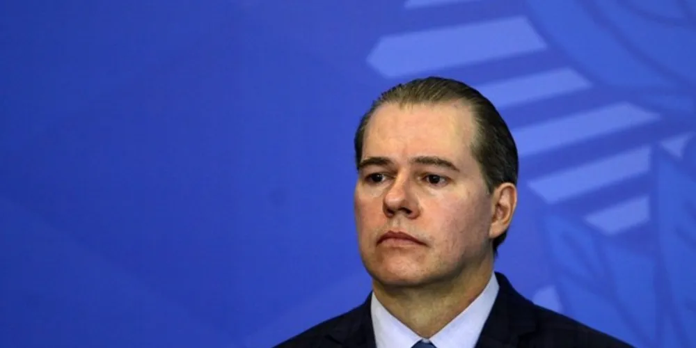 O ministro apresenta sintomas leves da doença e está em casa, onde está seguindo as recomendações da cardiologista Ludhmila Hajjar, do Hospital Vila Nova Star. 