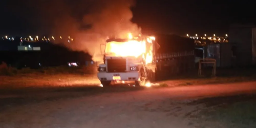 Apesar do estrago no caminhão e na carga de soja, ninguém ficou ferido durante o incêndio