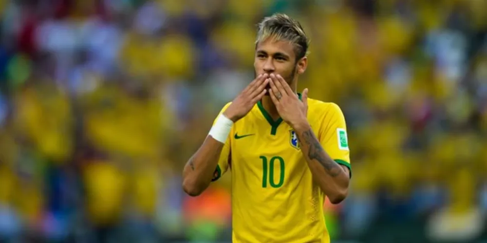 O atacante do Paris Saint-Germain tem agora 64 gols, dois a mais que Ronaldo e 13 atrás de Pelé, que encabeça a lista com 77, de acordo com a contagem da Fifa.