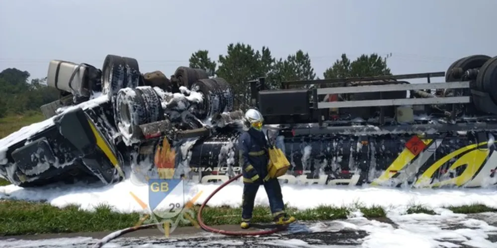 Bombeiros utilizaram espuma para minimizar os riscos de explosão no local do acidente