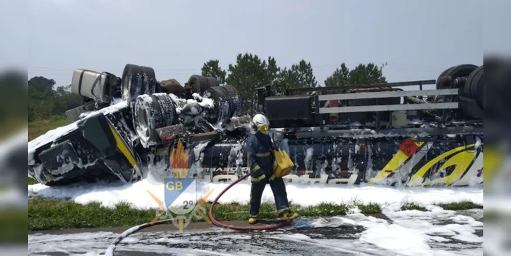 Bombeiros utilizaram espuma para minimizar os riscos de explosão no local do acidente