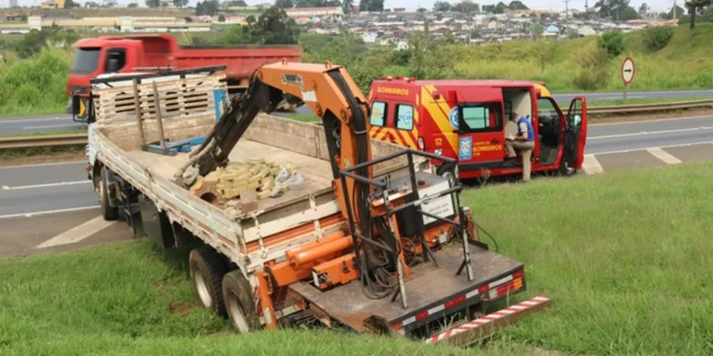 Acidente aconteceu na saída do viaduto do Santa Teresinha e mobilizou equipes do Siate