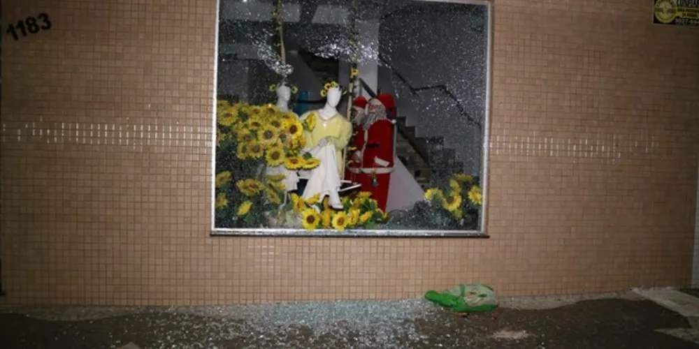 Imagem ilustrativa da imagem Vigilantes flagram rapaz carregando roupas furtadas em PG