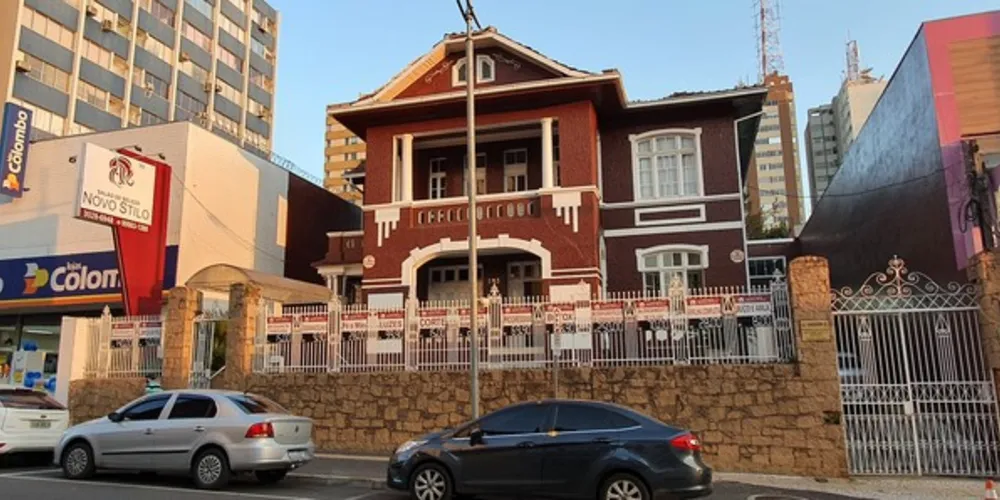 Estabelecimento da Avenida Vicente Machado se destaca por possuir diversas salas para melhor atender os clientes