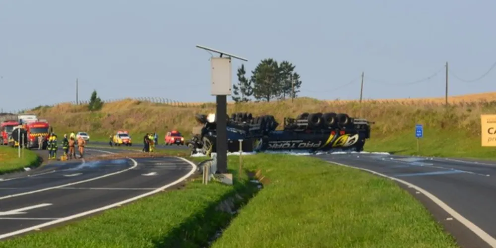 Acidente aconteceu ao amanhecer desta quarta-feira e fechou a rodovia durante todo o dia