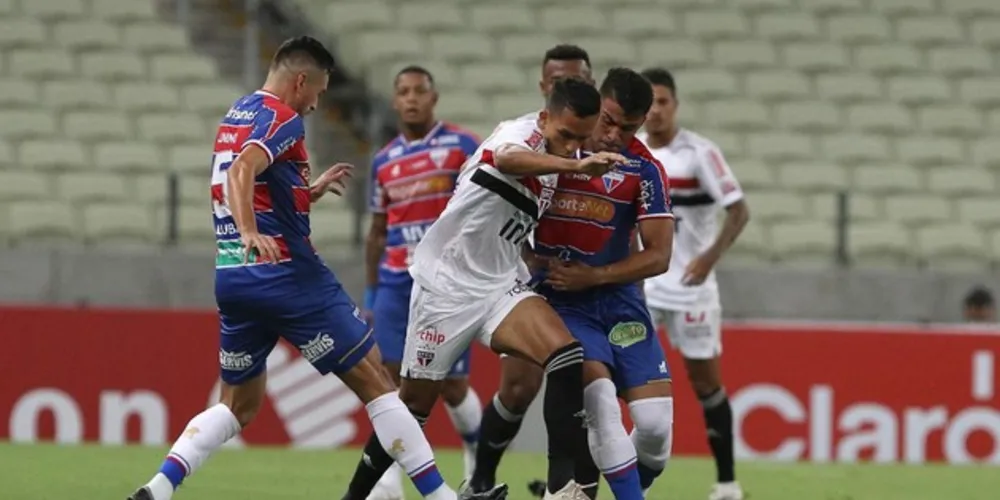 Tricolor ficou atrás do placar três vezes, mas buscou empate até o fim do jogo tumultuado