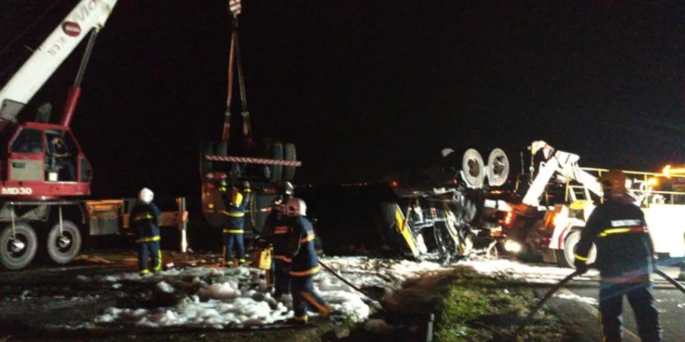 Caminhão foi retirado da rodovia às 23h30, mas fluxo só foi normalizado às 3h30