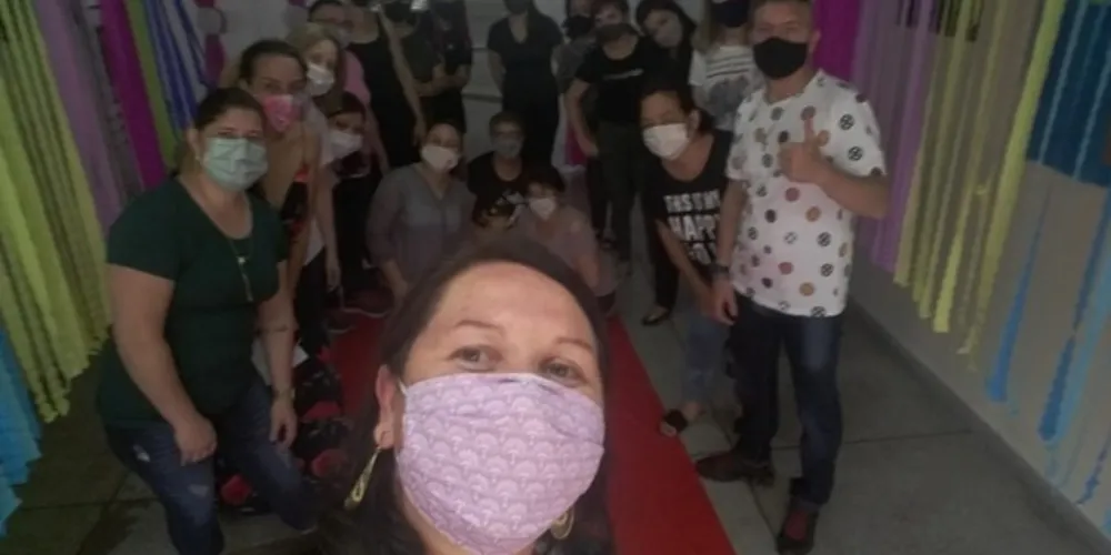 Imagem ilustrativa da imagem Escola de PG homenageia professores e funcionários