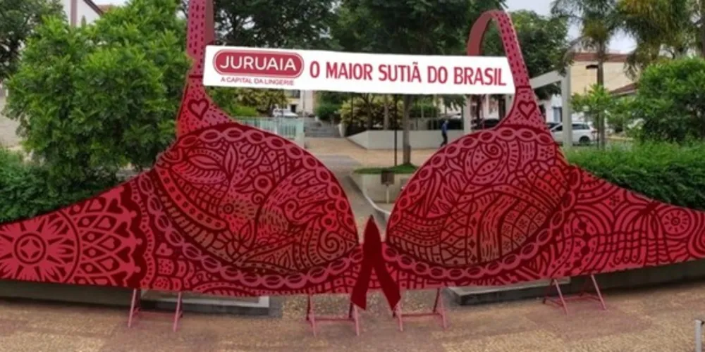 Peça com tamanho 300 vezes maior que o original ganha nova pintura em mês de conscientização e prevenção ao câncer de mama
