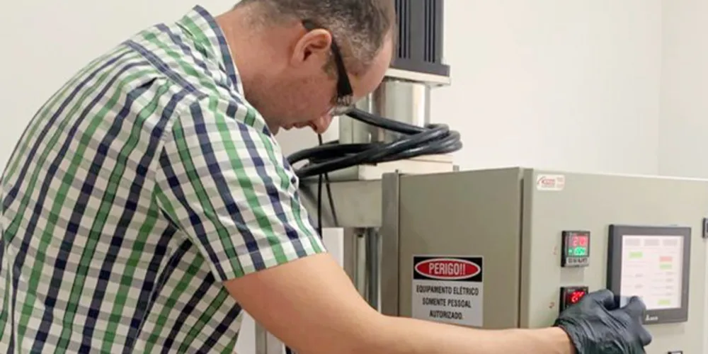 O processo ocorre por injeção, sob condições especiais de fluxo, para se alcançar o elevado nível de dispersão de nanopartículas na peça final produzida.