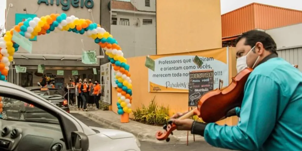 A Escola foi decorada com frases de incentivo e reconhecimento por todo esforço demonstrado por seus profissionais.