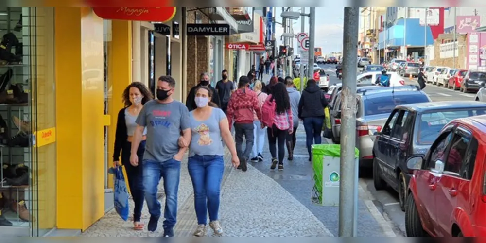 Lojas voltam a abrir em horário normal a partir desta terça-feira