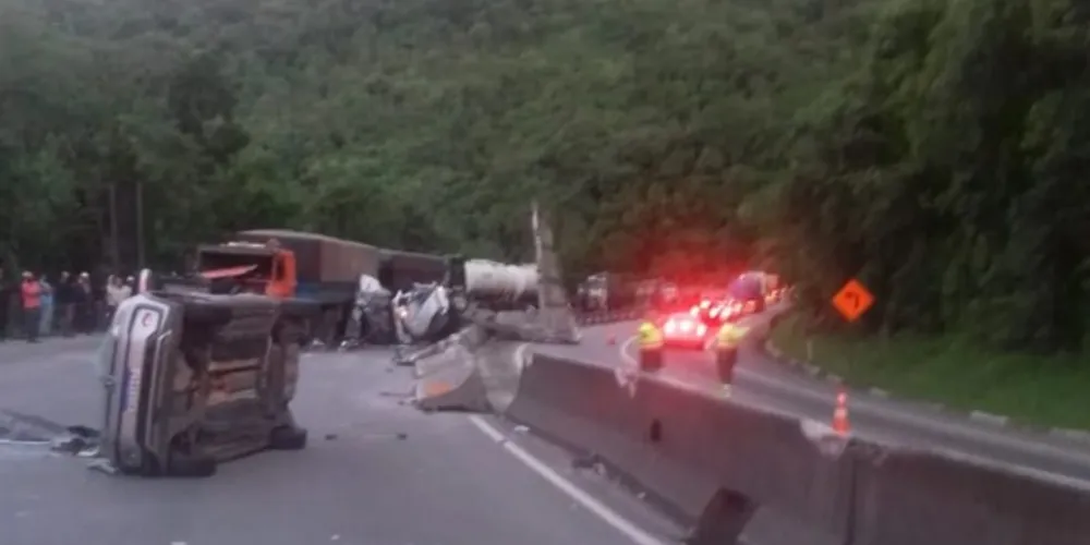 Acidente ocorreu no final da tarde desta sexta-feira e envolveu outros veículos