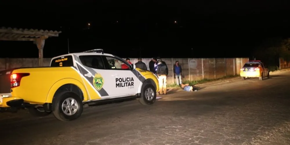 Uma das vítimas levou facadas nas costas e a outra ficou inconsciente após receber chutes e socos