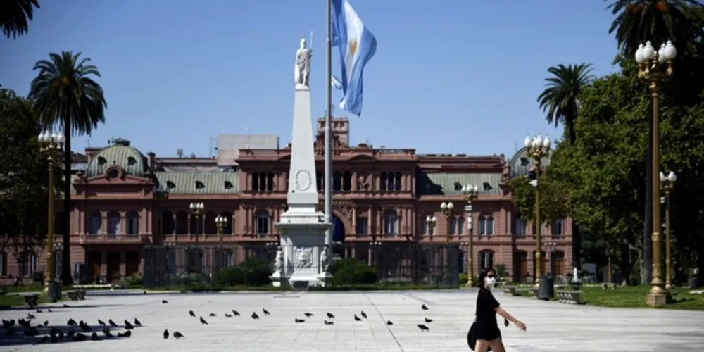 País se aproxima de 1 milhão de casos, é o quinto do mundo e vê situação apertar