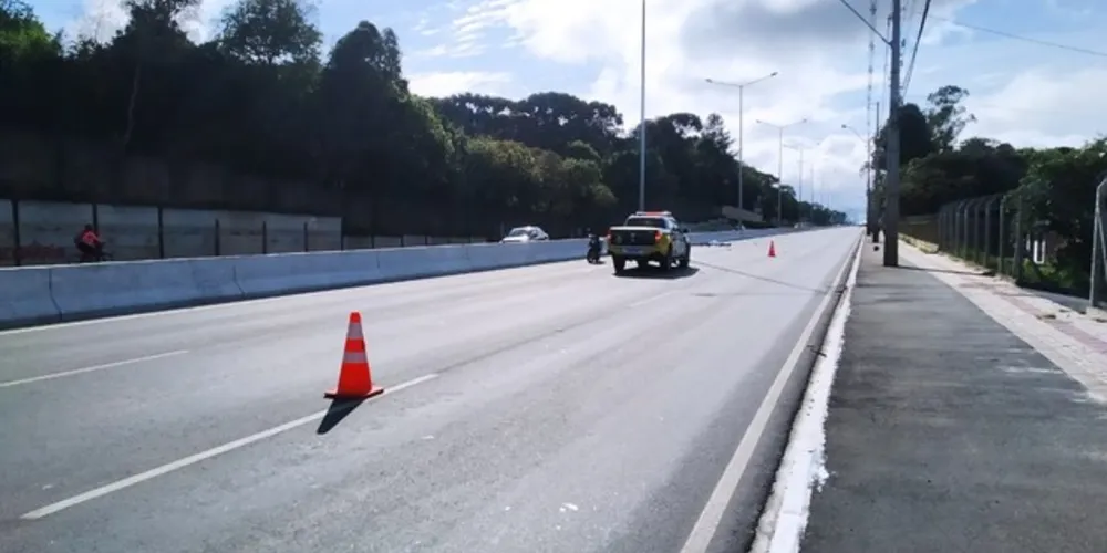 Motociclista passou por um pneu que estava jogado na pista e perdeu o controle do veículo