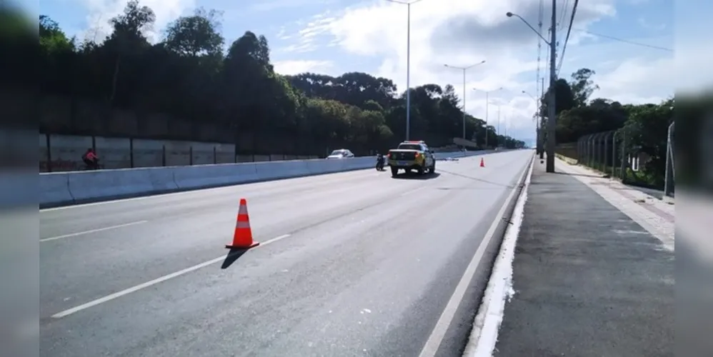 Motociclista passou por um pneu que estava jogado na pista e perdeu o controle do veículo
