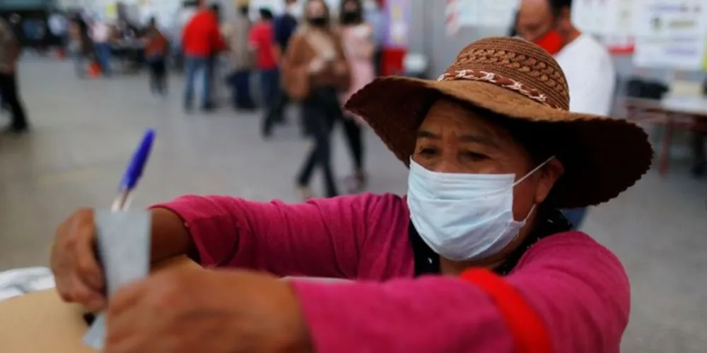 Bolivianos votam em um cenário de profundo antagonismo entre esquerda e direita, que disputam o governo de um país