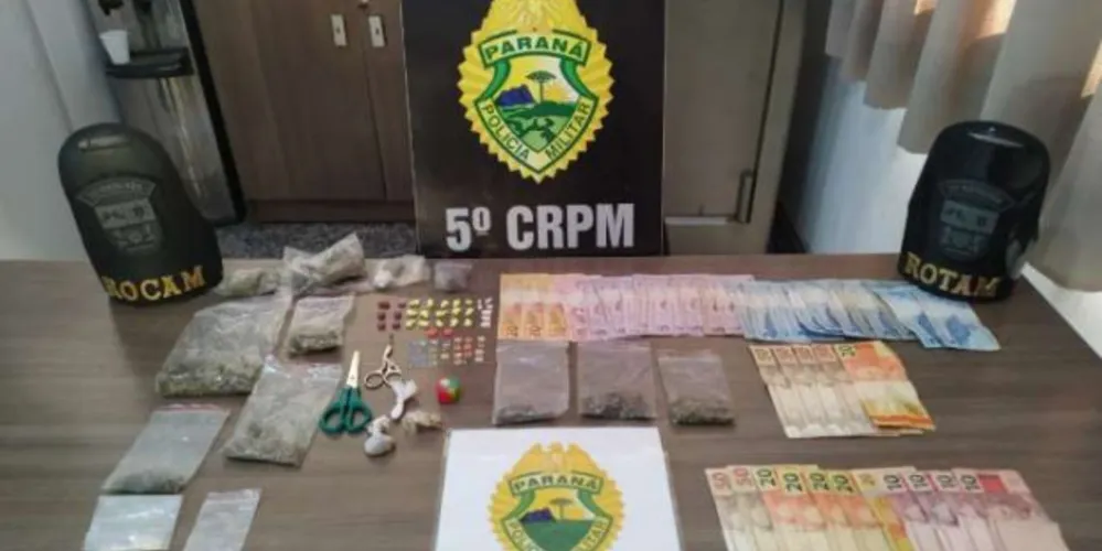 No total foram apreendidas 34 "balas" de ecstasy; 25 "pontos" de LSD e 80 gramas de maconha. 