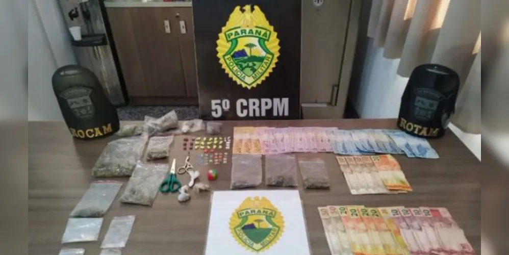 No total foram apreendidas 34 "balas" de ecstasy; 25 "pontos" de LSD e 80 gramas de maconha. 