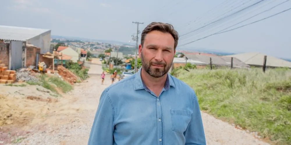 Candidato quer "mudar a vida das pessoas" que esperam pavimentação nas suas ruas há anos