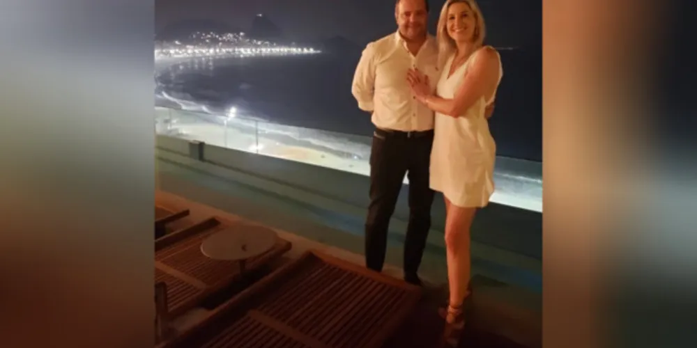 LOVE IS IN THE AIR – Outubro trouxe o clima de romance no ar e no Rooftop do Hotel Emiliano, no Rio de Janeiro, a empresária de destaque no setor do agronegócio, Lu Romancini,  foi surpreendida com o pedido de casamento do reconhecido advogado dos Campos Gerais, Murilo Zanetti Leal. Num clima todo especial o casal brindou o inesperado encontro que os aproximou e já está organizando o casamento para 2021. Ao casal desejos de infinitas bençãos!