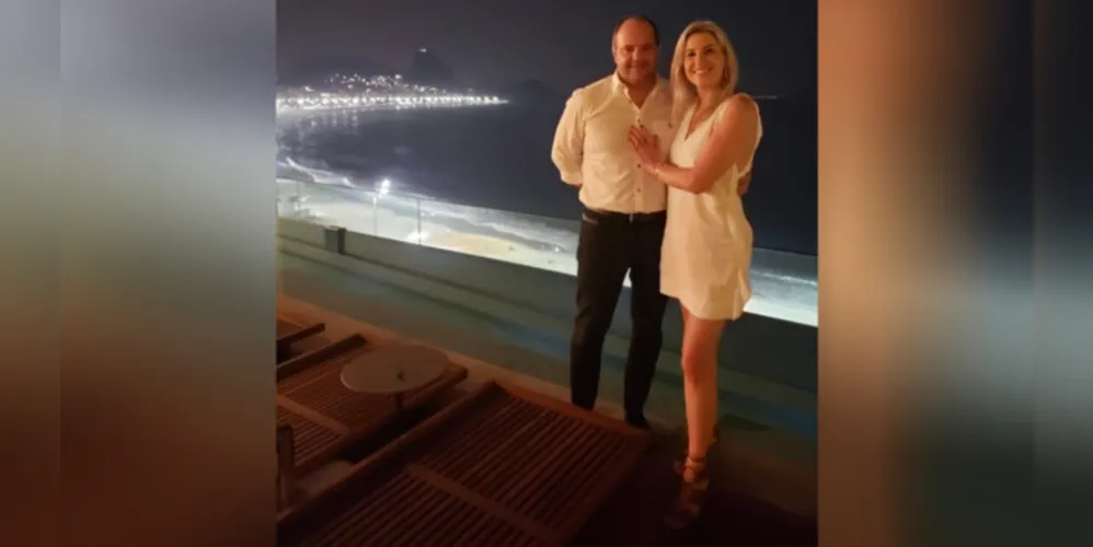 LOVE IS IN THE AIR – Outubro trouxe o clima de romance no ar e no Rooftop do Hotel Emiliano, no Rio de Janeiro, a empresária de destaque no setor do agronegócio, Lu Romancini,  foi surpreendida com o pedido de casamento do reconhecido advogado dos Campos Gerais, Murilo Zanetti Leal. Num clima todo especial o casal brindou o inesperado encontro que os aproximou e já está organizando o casamento para 2021. Ao casal desejos de infinitas bençãos!