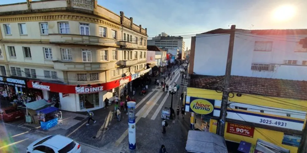 Lojas do comércio de rua poderão voltar a abrir das 9h às 19 horas em Ponta Grossa