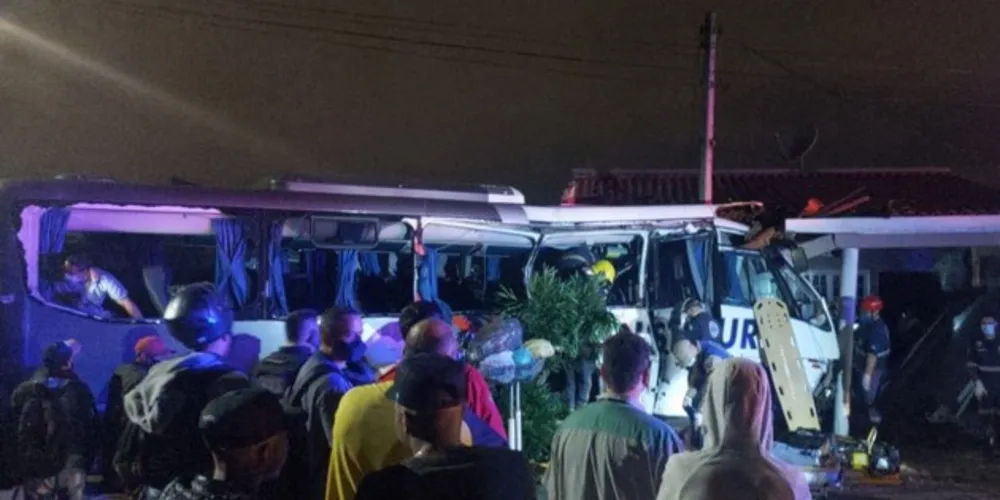 Ao menos cinco pessoas ficaram feridas no acidente registrado no bairro Cajuru, em Curitiba