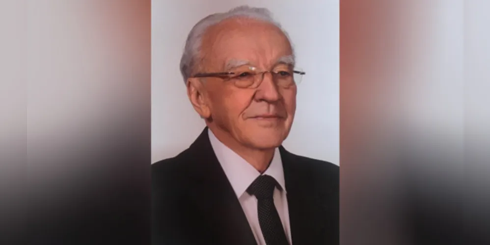 FELICITAÇÕES - O Diretor Presidente do Grupo Torre Blanca,  Hilário Devicchi  receberá as felicitações pela passagem de seu aniversário nesta quarta-feira  (21). Da coluna RC os votos de alegrias e realizações