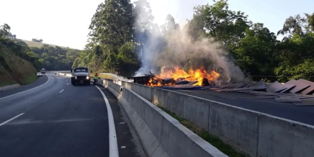 Equipes da Polícia Rodoviária Federal (PRF) estão no local prestando atendimento na ocorrência