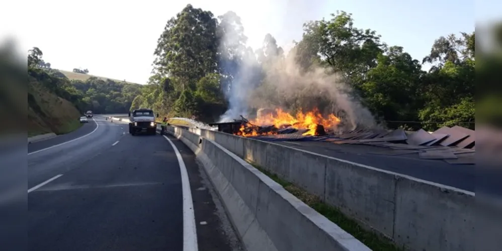 Equipes da Polícia Rodoviária Federal (PRF) estão no local prestando atendimento na ocorrência