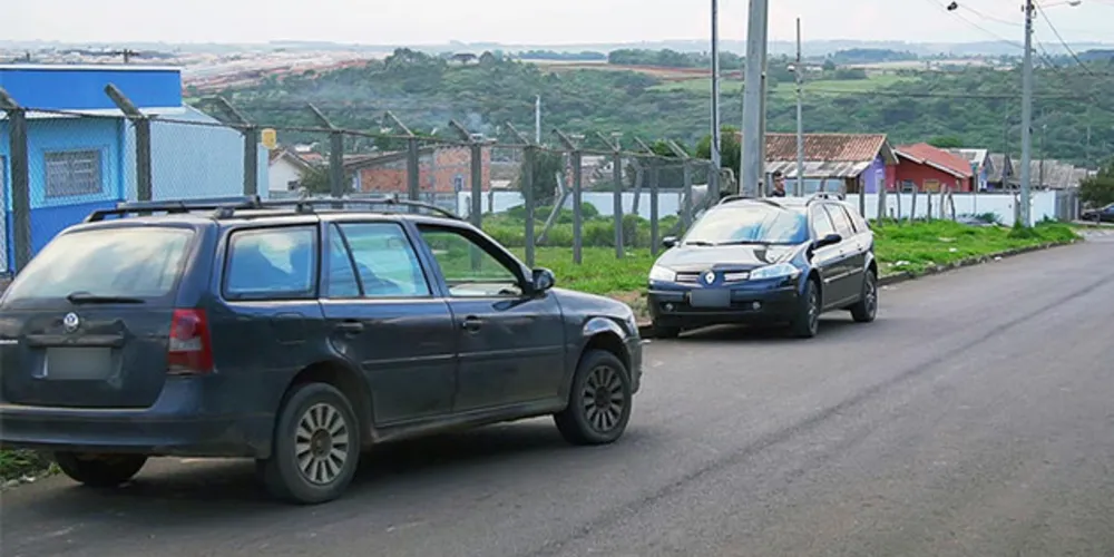 Motorista abandonou carro no local e fugiu antes da chegada da PM