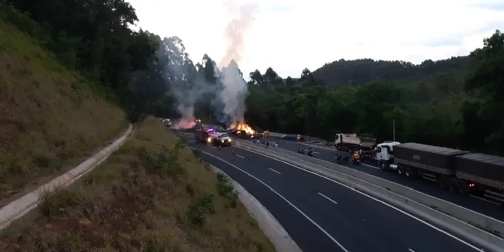 Uma das pistas ainda está interditada até que a limpeza seja concluída