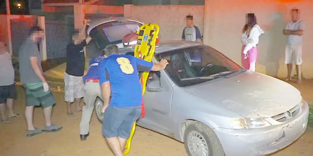 Passageira que estava no banco traseiro precisou ser levada ao hospital com lesões moderadas