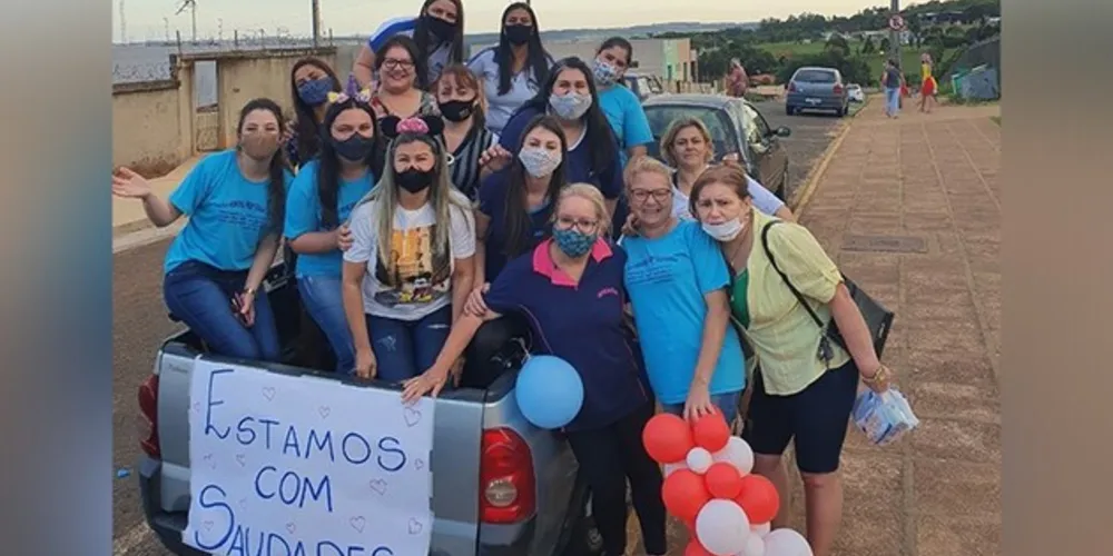 Os estudantes ainda ganharam doces e receberam mensagens de apoio dos professores. 