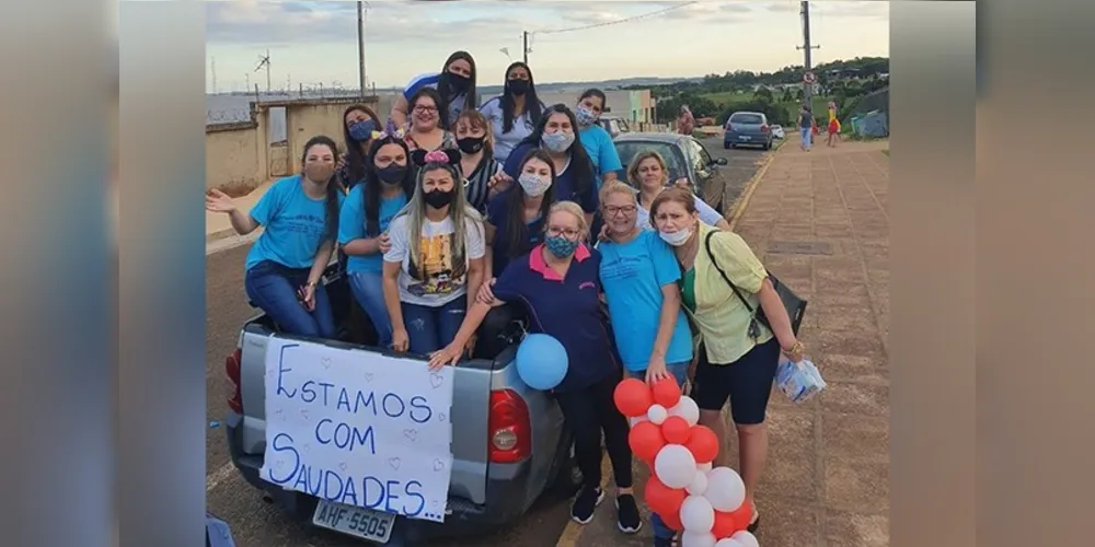 Os estudantes ainda ganharam doces e receberam mensagens de apoio dos professores. 