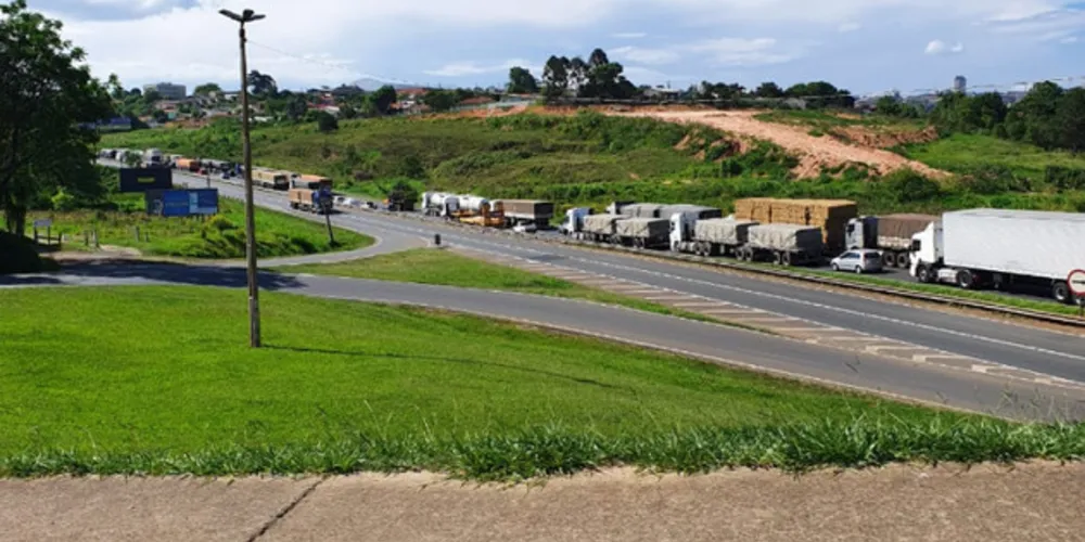 Imagem ilustrativa da imagem Caminhões se envolvem em grave acidente em rodovia