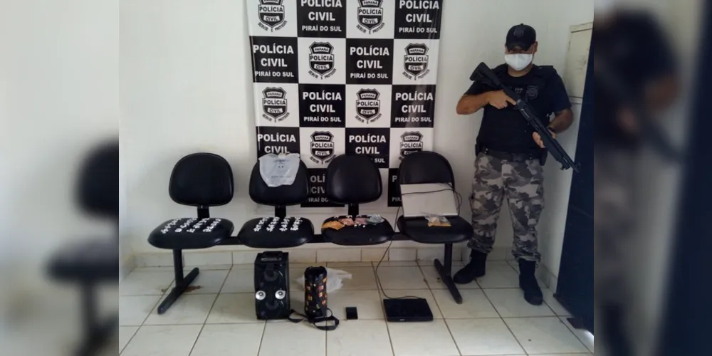 Aos policiais entraram na moradia e localizaram drogas, dinheiro e aparelhos eletrônicos
