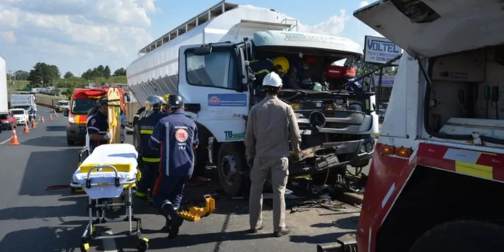 Imagem ilustrativa da imagem Caminhoneiro fica preso às ferragens após acidente em PG